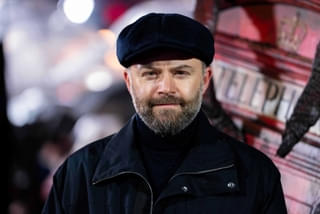 「アドレセンス」監督とNetflixがエディンバラ・フリンジの舞台「Eat The Rich」をドラマ化