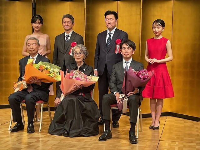 前列が左から長瀬文男氏、倍賞千恵子さん、岩上敦宏氏