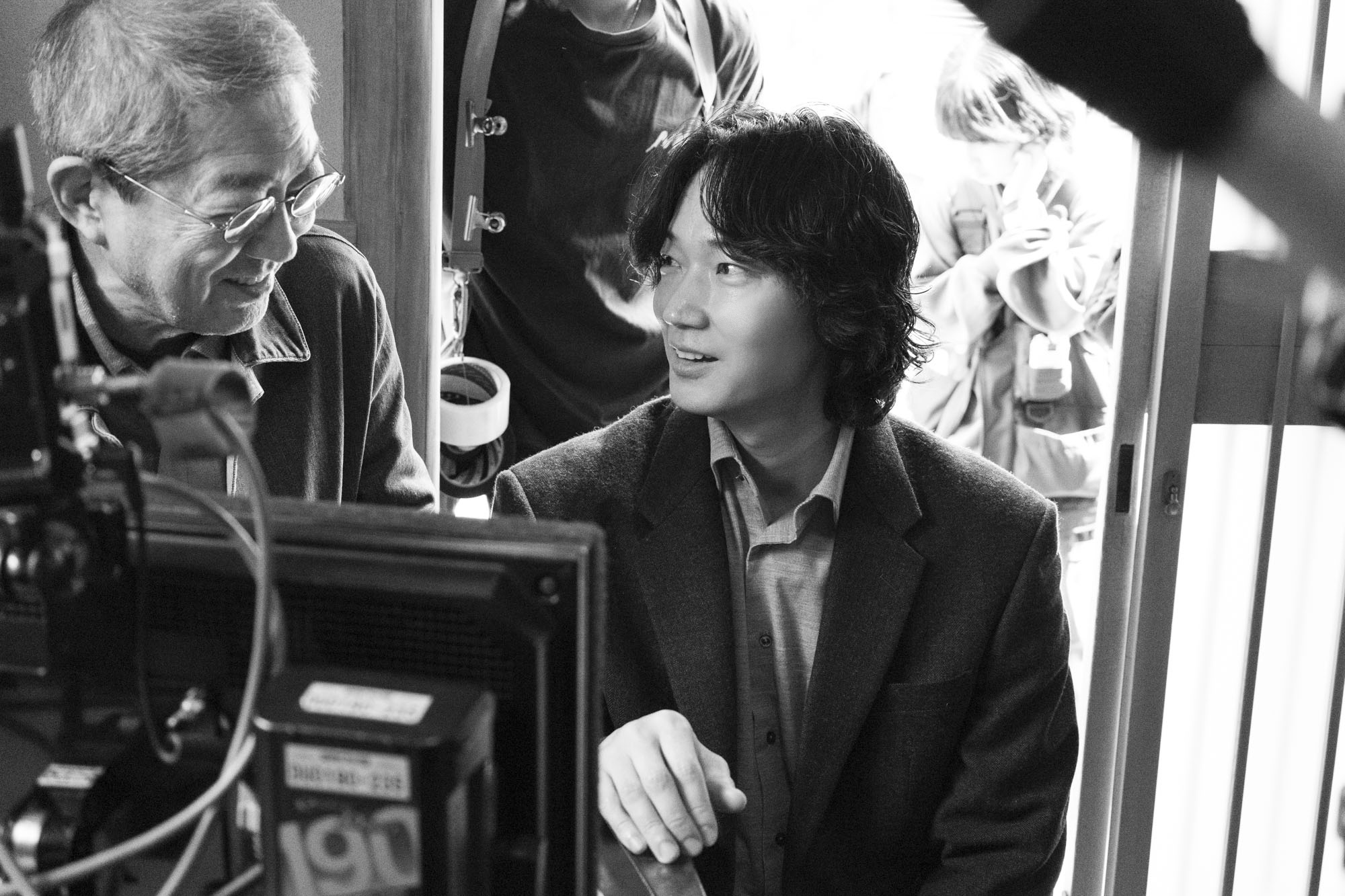 綾野剛が昭和の“男の性（さが）”を体現 「星と月は天の穴」1969年を再現した撮影風景写真公開