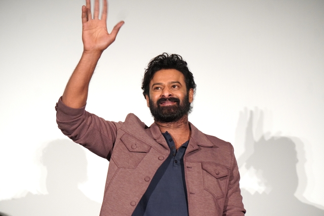「バーフバリ」主演のプラバースが初来日、名セリフ「Jai Mahishmati」生披露に“国民”沸騰