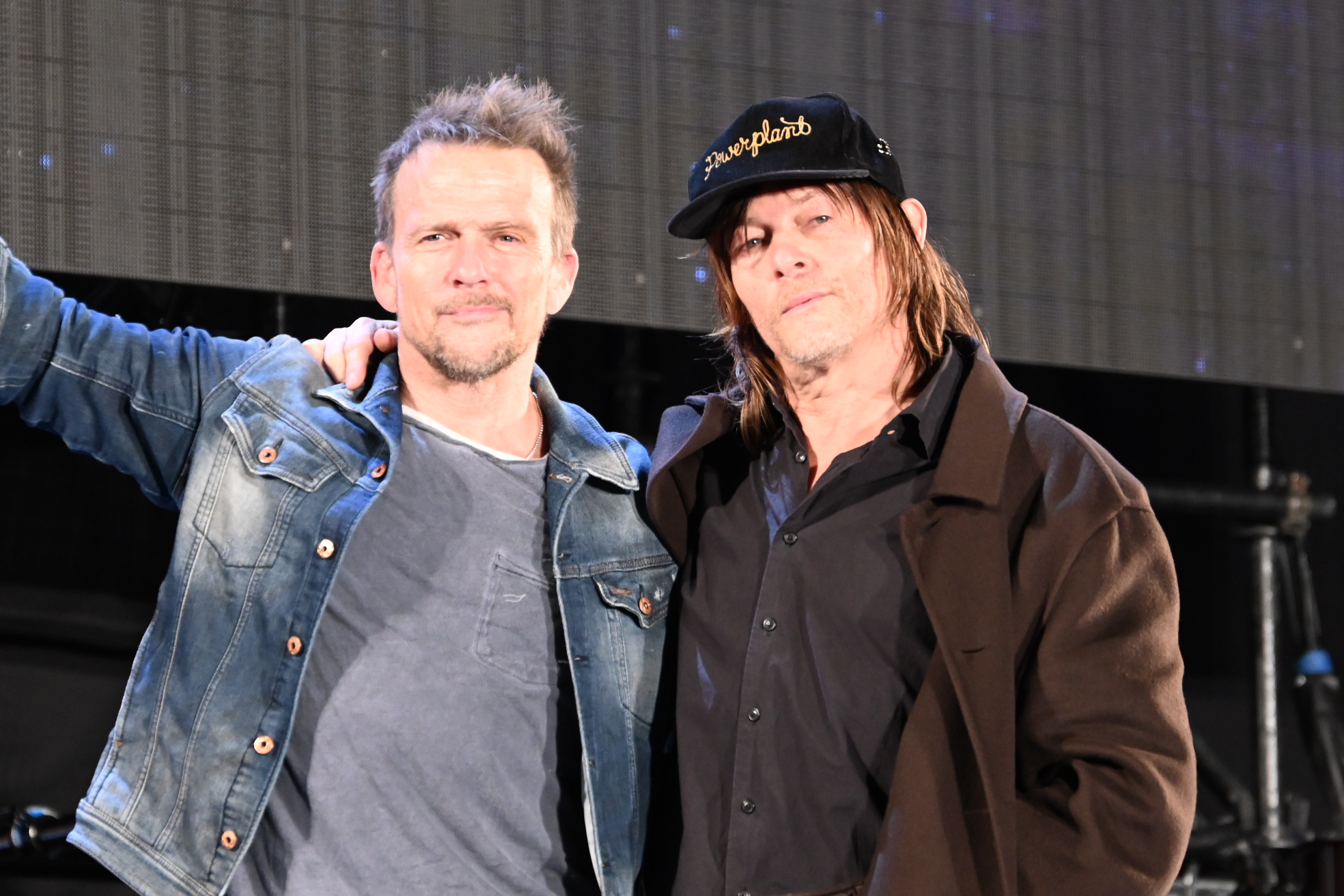 “処刑人”コンビ、ノーマン・リーダス＆ショーン・パトリック・フラナリーが肩組み絆を語り合う！