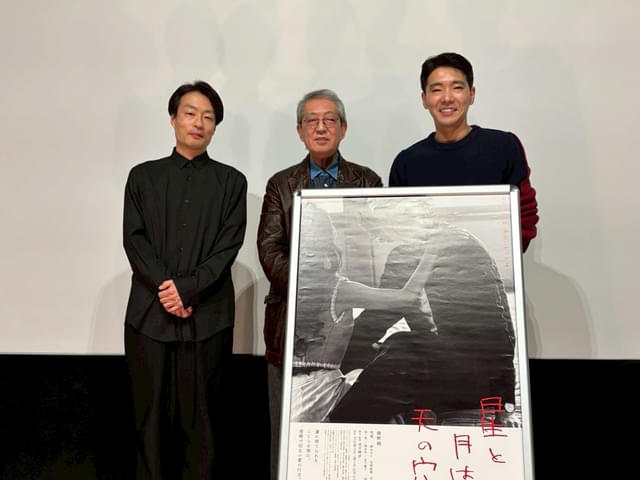 左からMCを務めた吉岡睦雄、荒井晴彦、柄本佑