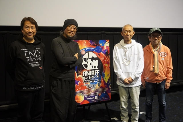 (左から)バンダイナムコフィルムワークス浅沼誠社長、出渕裕(メカニックデザイン)、伊藤和典(脚本)、真木太郎プロデューサー