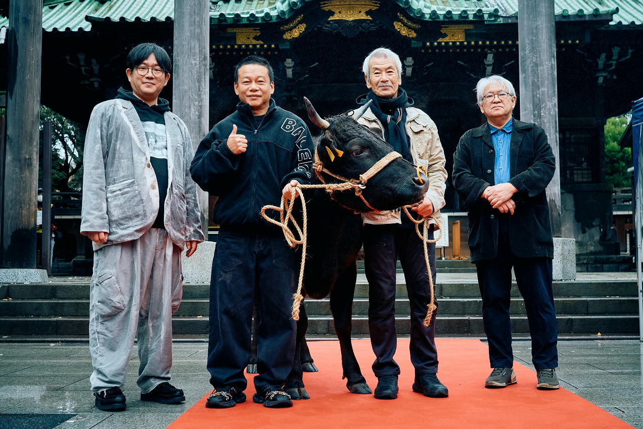 田中泯が牛と場踊り「坂本龍一の追悼の意も込めて観に来てほしい」 リー・カンションとセリフなし、禅と悟り描く「黒の牛」の見どころ語る