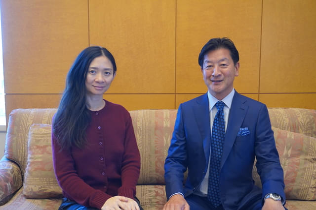 クロエ・ジャオ（左）、野間省伸社長（右）