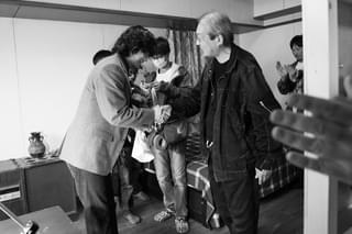 映画公開後「見たことない綾野剛がいる」と話題！「星と月は天の穴」クランクアップ写真公開