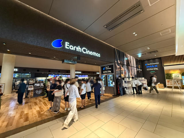 劇場のホワイエ。日曜日ということもあって非常に多くのお客さんで賑わっていた