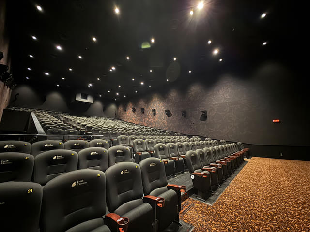 スクリーン側から座席を撮影する。傾斜がつけられており、どの席からでもスクリーンが鑑賞しやすい