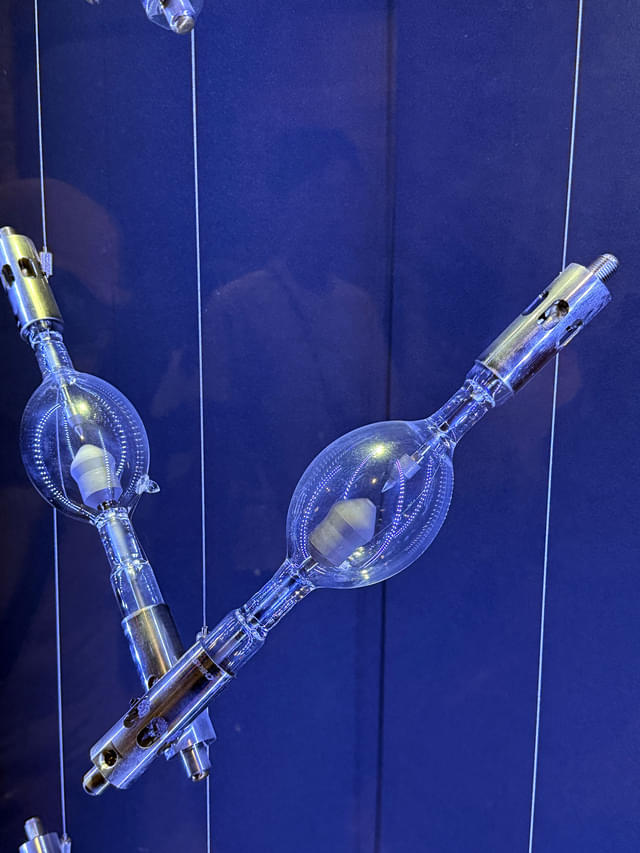 ホワイエに飾られているクセノンランプ（キセノンランプと呼ばれることも多い）。太陽光に近い波長特性を備えた、優れた演色性と高輝度を両立している。「映画らしさ」を醸し出す色再現の原動力ともいえる