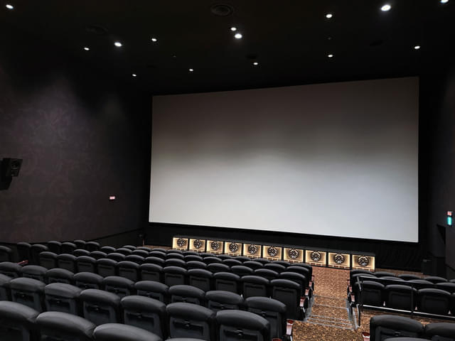中央付近の座席からスクリーン側を撮影した。サブウーファーの存在感が圧巻だ。スクリーンサイズは幅12mくらいで、アスペクトはビスタのようだ