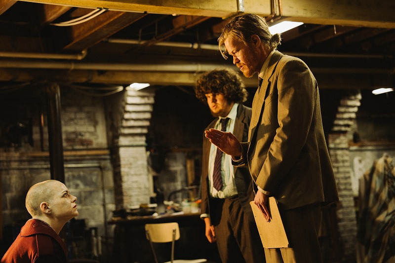 養蜂する陰謀論者がカリスマ経営者を誘拐！ エマ・ストーン×ヨルゴス・ランティモス「ブゴニア」奇想天外な場面写真一挙公開