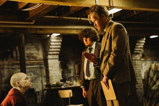 養蜂する陰謀論者がカリスマ経営者を誘拐！ エマ・ストーン×ヨルゴス・ランティモス「ブゴニア」奇想天外な場面写真一挙公開