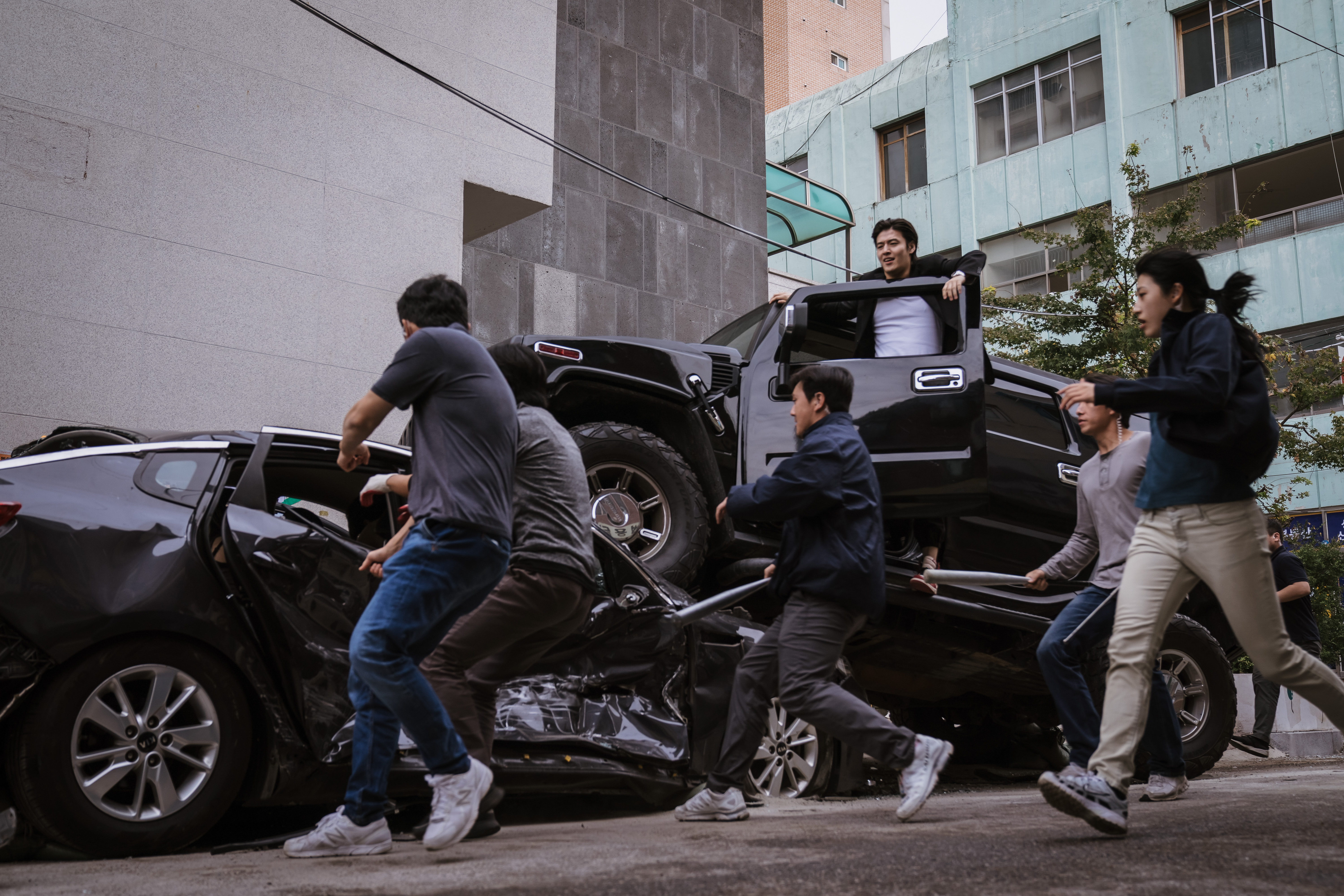 カン・ハヌルが大暴れ！「YADANG ヤダン」大迫力の冒頭アクションシーン公開