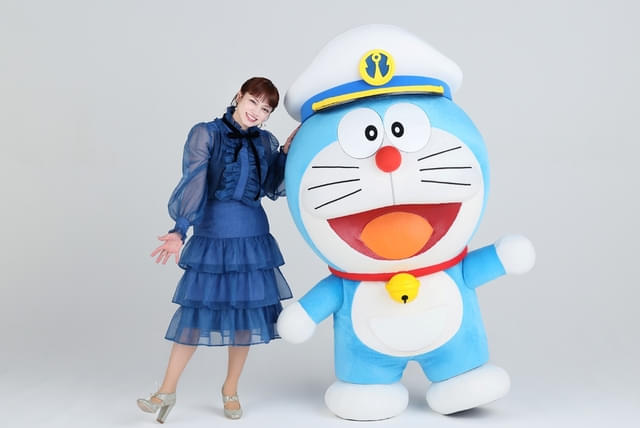 本作の宣伝アンバサダーに就任した平愛梨とドラえもん
