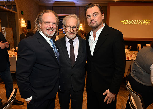 AFI会長ボブ・ガッツァーレ（左）、スティーブン・スピルバーグ（中央）、レオナルド・ディカプリオ（右）