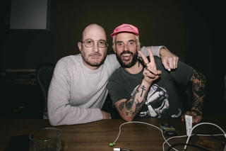 ダーレン・アロノフスキー×“アイドルズ”が異色のコラボ 「コート・スティーリング」主題歌リリックビデオを披露