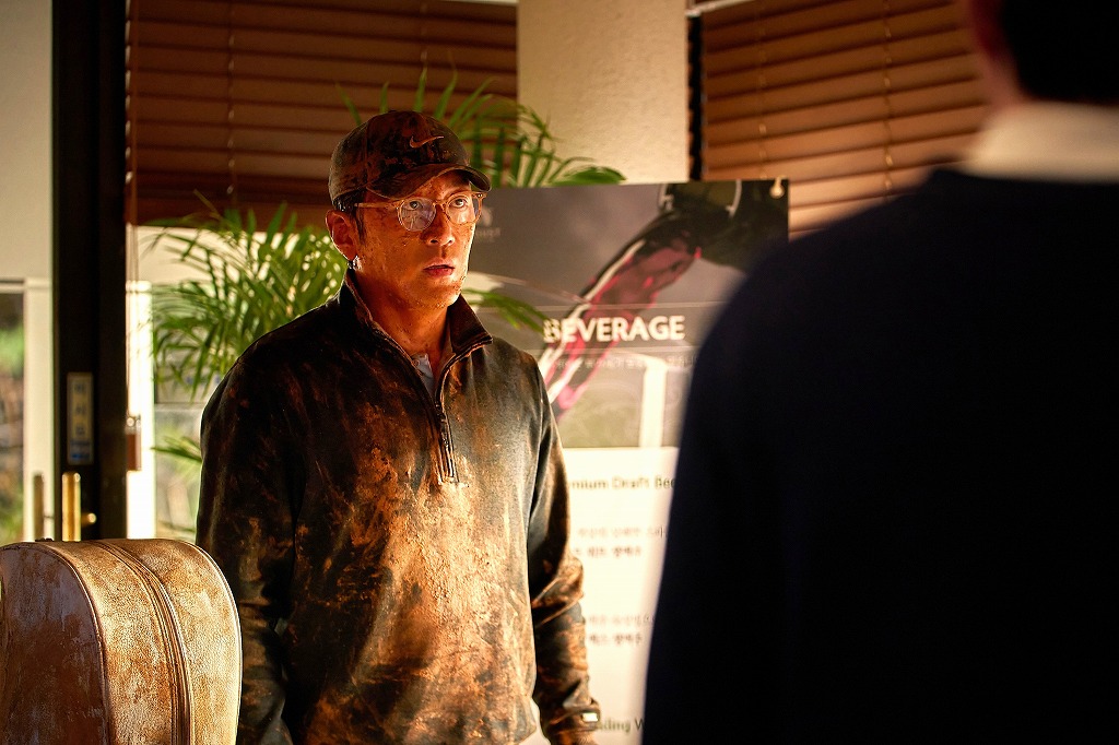 ハ・ジョンウの身に何が!? 主演・監督作「ロビー！」接待ゴルフに励む姿がいじらしい本予告と場面写真を披露