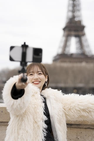 齊藤京子が深田晃司監督とパリへ 日本映画祭イベントで「恋愛裁判」劇中アイドル曲生歌唱、ひろゆきも登場