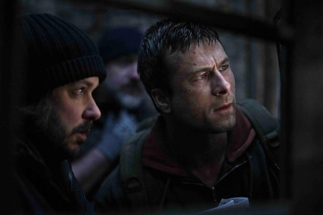 グレン・パウエル（右）を演出中のエドガー・ライト監督（左）