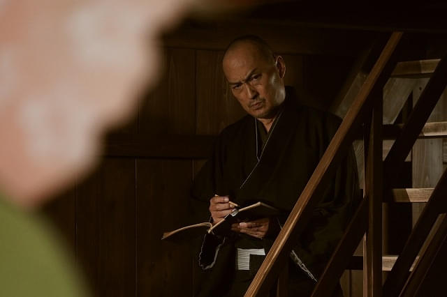 芝居小屋全体を取り仕切る立作者・篠田（渡辺謙）