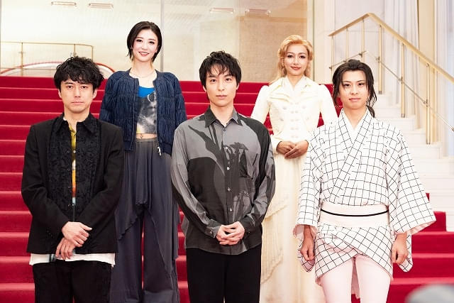 ISSA開幕前、前列左から演出の藤田俊太郎、海宝、岡宮来夢、後列左から潤花、豊原江理佳