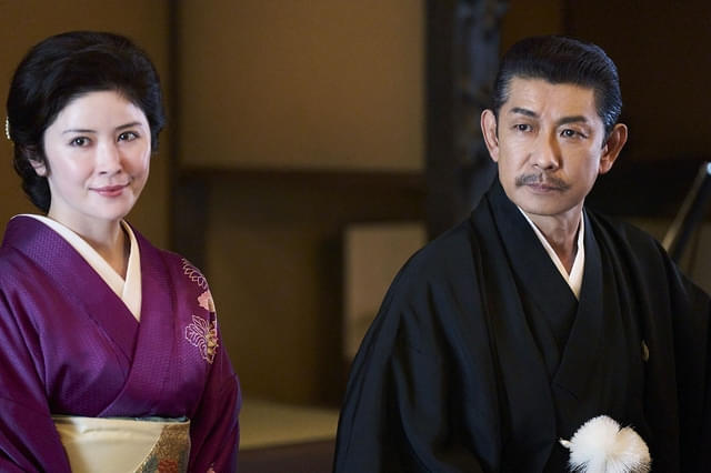 永瀬正敏（右）と宮澤エマ（左）