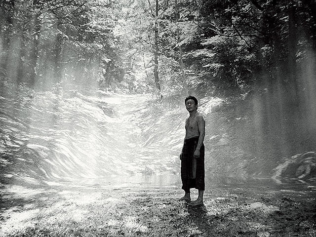 「黒の牛」あらすじ・概要・評論まとめ ～無私な男と黒の牛、高純度な映像で描かれる自己探求の旅路～【おすすめの注目映画】