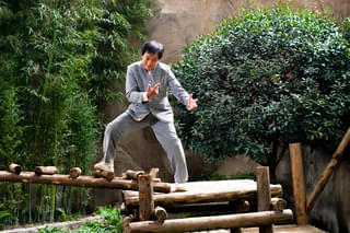 【まさかの展開】ジャッキー・チェン“本人役”では戦わずに逃亡する!? 「パンダプラン」“アクシデント”バトル映像公開