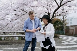 ブレンダン・フレイザー主演「レンタル・ファミリー」日本撮影のメイキング写真が公開 意外な場所で役作り？