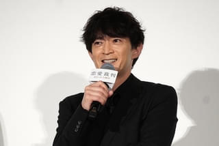 津田健次郎、イケボ過ぎて客席ざわつく 共演者に干し芋を渡したエピソードも【「恋愛裁判」初日舞台挨拶】