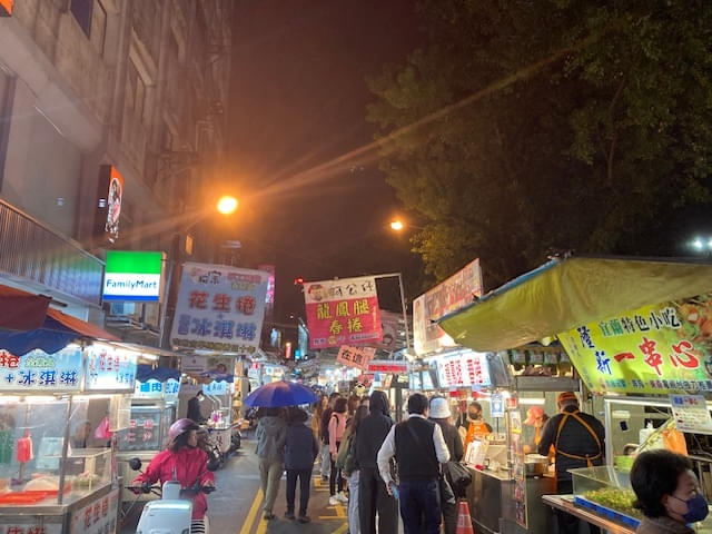 夜遅くまでにぎわう夜市