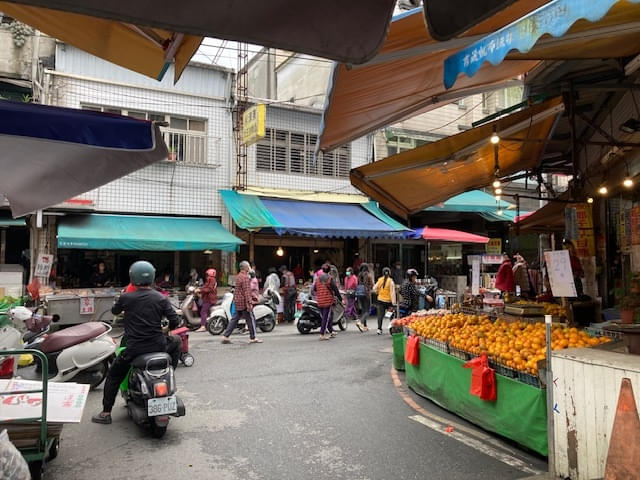 にぎわいある市場のすぐ近く