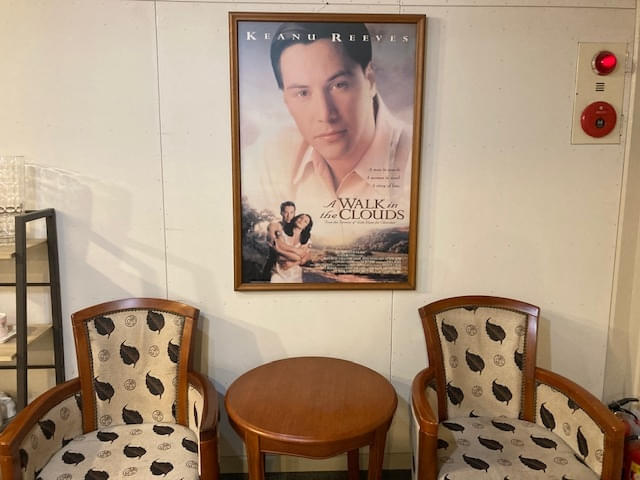 館内に若いころのキアヌ主演「雲の中で散歩」のポスターが貼られていた