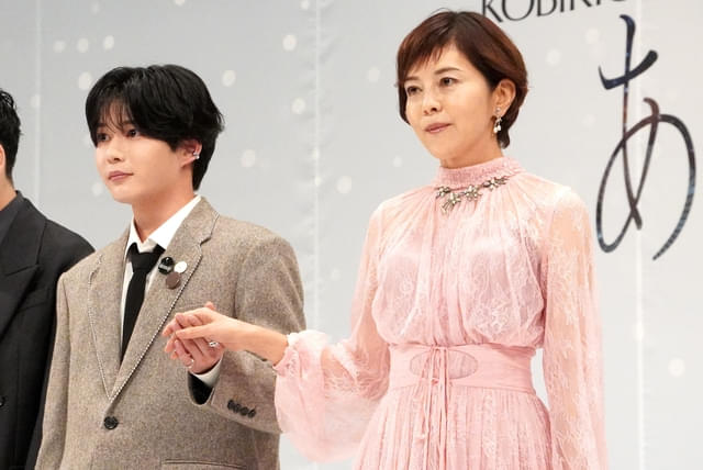 長尾謙杜（左）、沢口靖子（右）