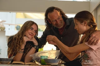 「コーダ あいのうた」のオスカー俳優トロイ・コッツァー、「おさるのベン」でろう者の父親役 新場面写真公開