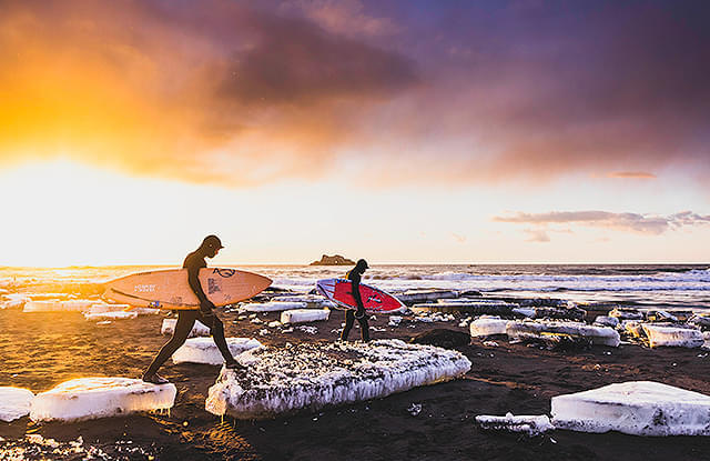 「コーナー・オブ・ジ・アース カムチャツカ」あらすじ・概要・評論まとめ ～極東の凍てつくビーチで波に挑む、クレイジーなサーファーたち～【おすすめの注目映画】