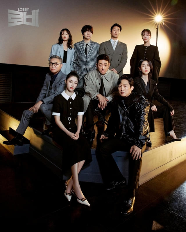 キャスト集合写真（前方左側がカン・ヘリム）