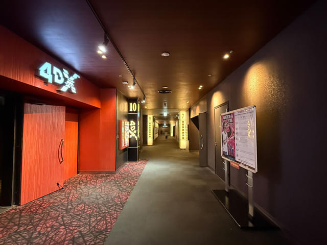 シアター10は「4DX」仕様。テーマパークのアトラクションのように座席が動きつつ、風や水などの特殊効果を組み合わせて、映画を体験できる仕組みだ