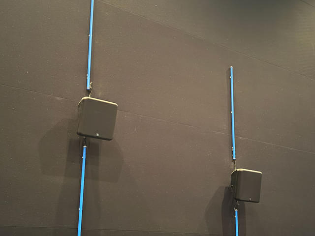 左右ならびに後方に壁面に配置されているサラウンドスピーカー。米国JBLプロフェッショナル製の2ウェイモデルを使用している