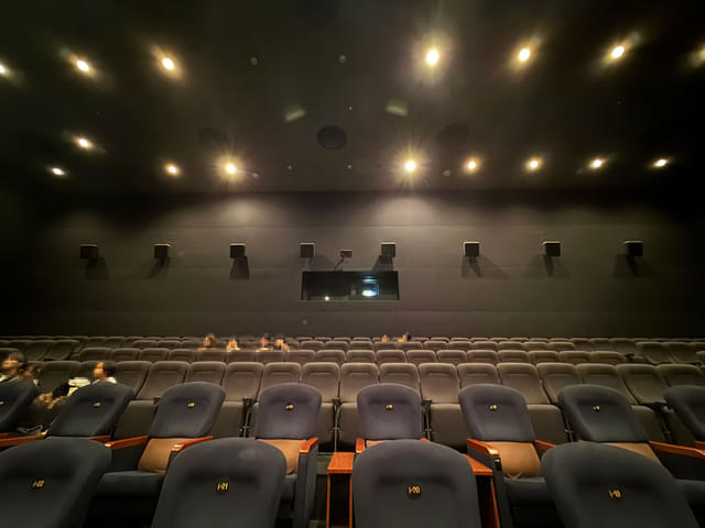 シアター後方の壁面には、サラウンドスピーカーがぎっしりと埋め尽くされている