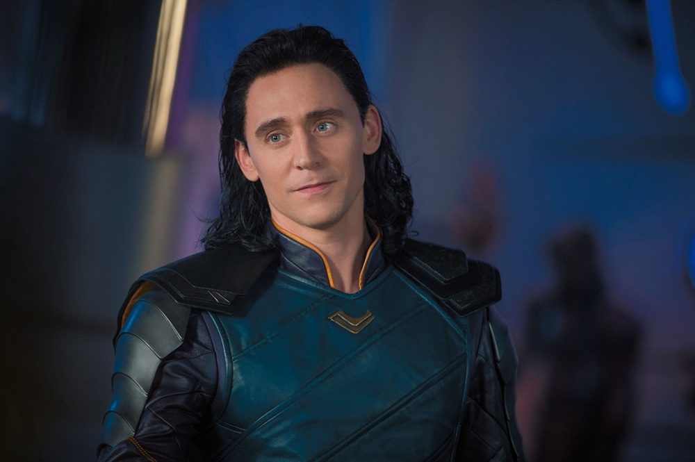 【2月9日はトム・ヒドルストンの誕生日】最新作「アベンジャーズ ドゥームズデイ」にも登場！“裏切り王子”の歩みを振り返る