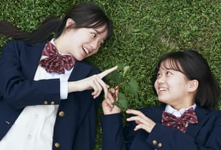 女子高生が雑草を研究？「ザッケン！」4月3日公開 ポスター＆予告披露