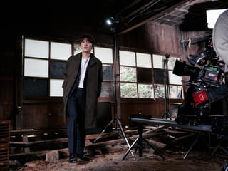 ジェジュンが廃神社での撮影に挑む「神社 悪魔のささやき」メイキング写真公開 新たな入場者特典も発表