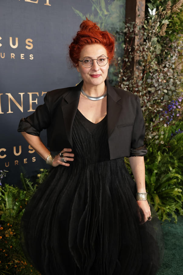 深紅のドレスに込められた意味は…クロエ・ジャオ「ハムネット」本編