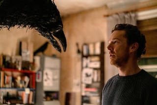 巨大カラスがカンバーバッチを見つめる…「フェザーズ」場面写真公開＆原作翻訳本発売