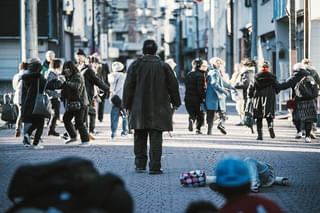 何かがおかしい！ 原作・脚本・主演：佐藤二朗「名無し」、衝撃のポスタービジュアルと場面写真を披露