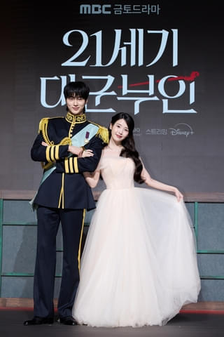 IU、ビョン・ウソクと10年ぶり共演「お互いの成長を見せられる」「また10年後に」【「21世紀の大君夫人」製作発表会見】