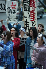 4月10日は「女性の日」 MEGUMI＆片山友希が女性解放デモに参加する「FUJIKO」場面カット