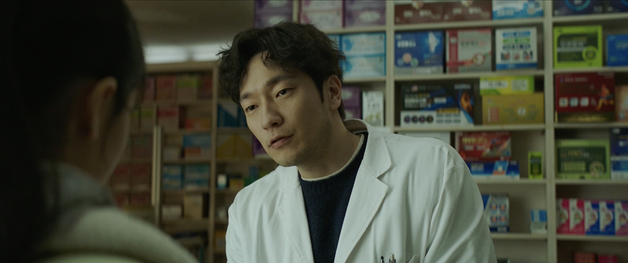 ソン・ソックが“癒しの薬剤師”を好演！ 「大丈夫、大丈夫、大丈夫！」監督が語る“自らオファーした理由”とは