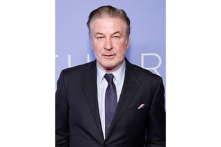 アレック・ボールドウィン、引退の意向 撮影中の銃暴発事故から4年「もう働きたくない」